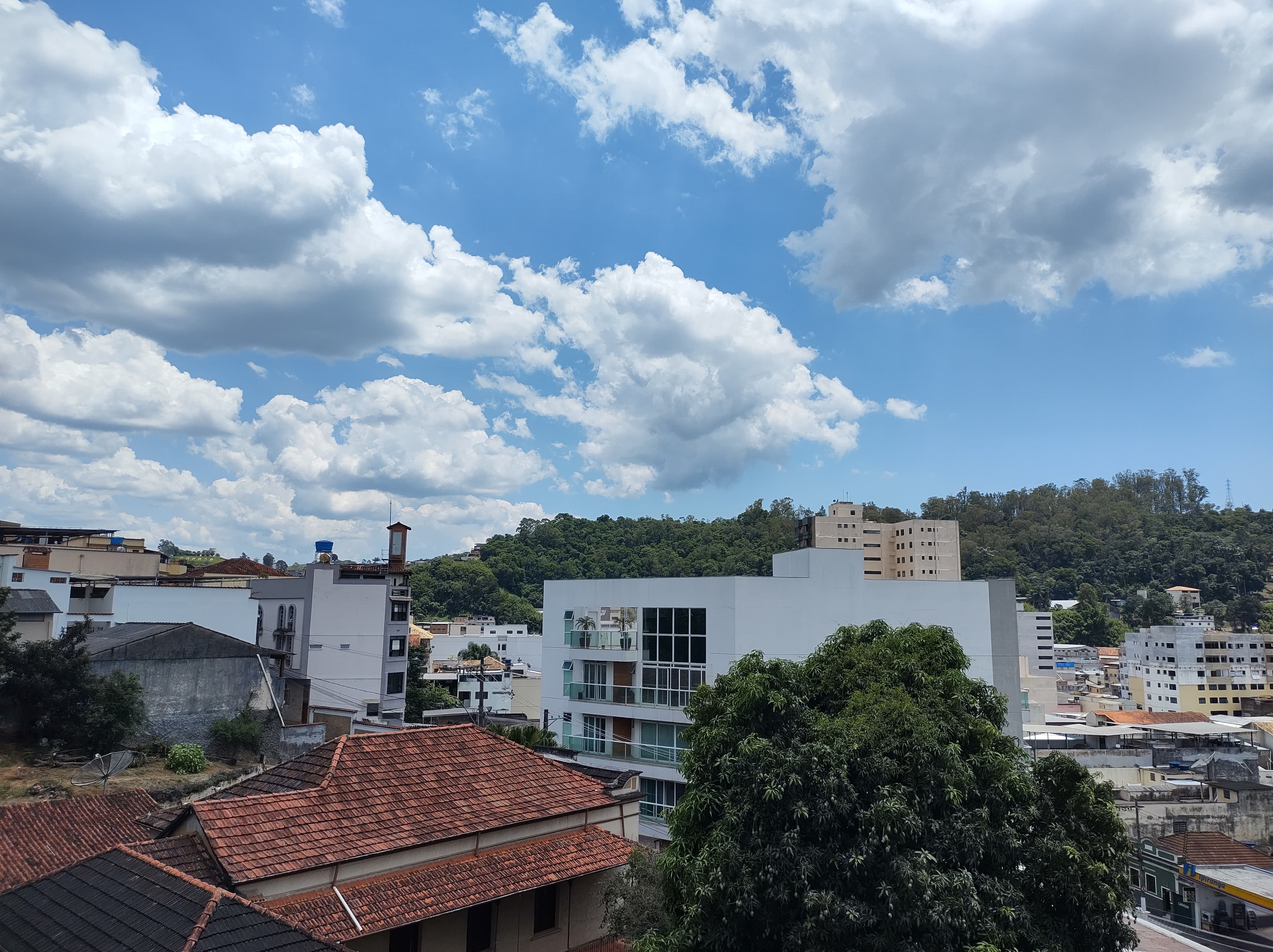 Apesar da instabilidade climática, não deve chover na hora da virada em Santos Dumont